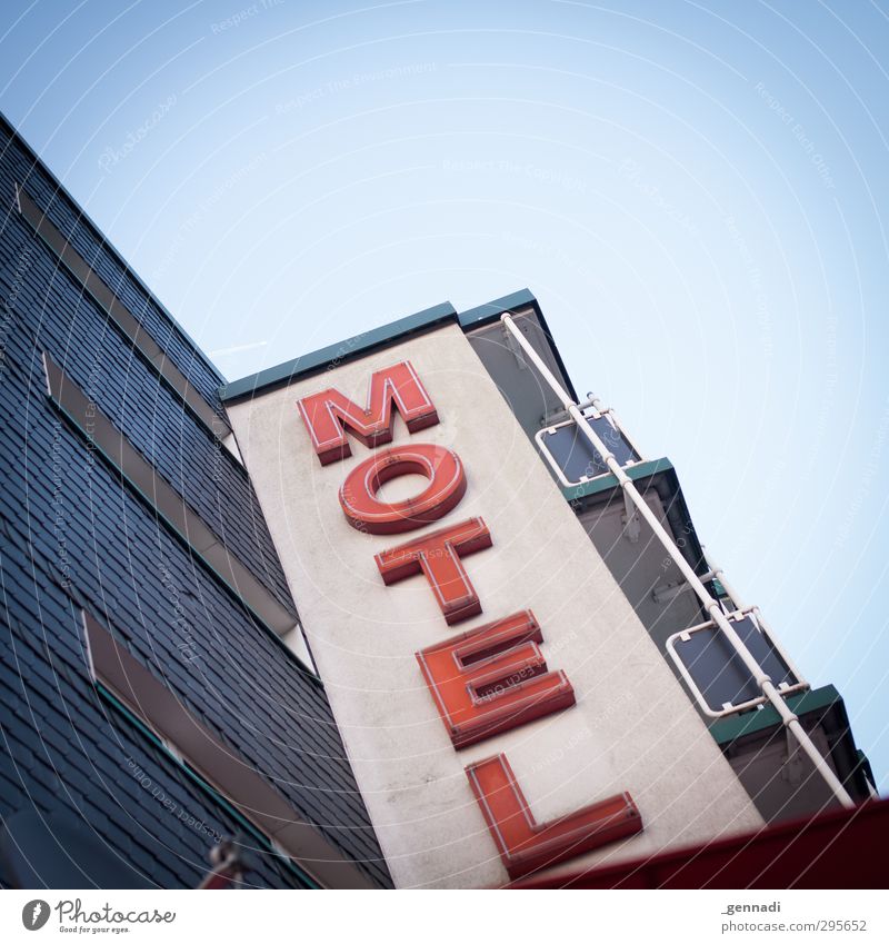 Come in Haus Motel Hotel Billig Unterkunft Balkon schlafen Ferien & Urlaub & Reisen Ausflug rot Himmel Wolkenloser Himmel Menschenleer Klarheit Quadrat