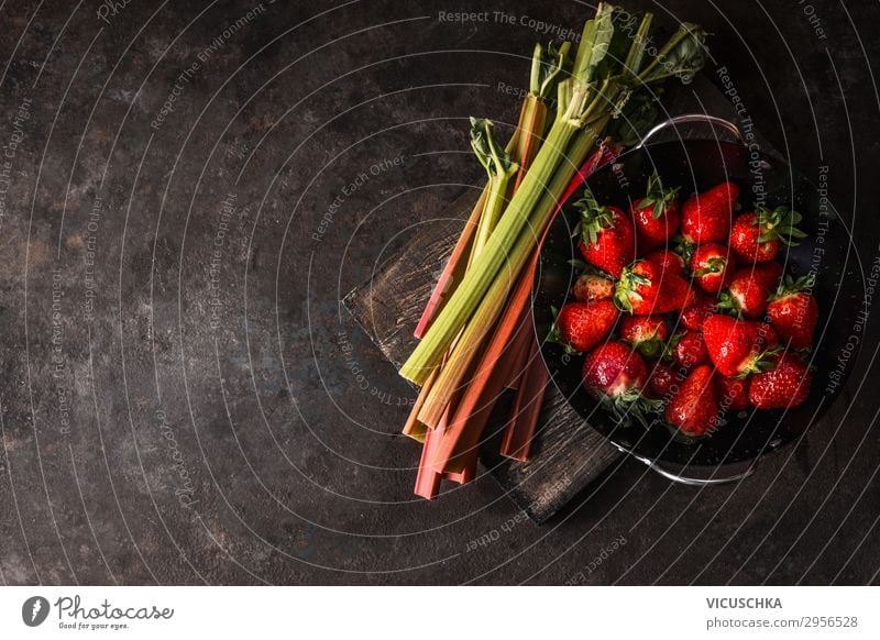 Rhabarber und Erdbeeren auf rustikalem Küchentisch Lebensmittel Frucht Ernährung Bioprodukte Vegetarische Ernährung Diät kaufen Stil Design Gesunde Ernährung