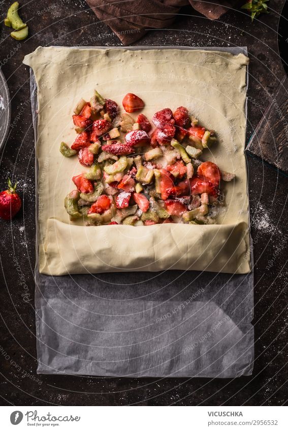 Rhabarber- und Erdbeeren Strudel Kuchen Zubereitung Lebensmittel Frucht Teigwaren Backwaren Ernährung Bioprodukte Stil Design Gesunde Ernährung Sommer Tisch