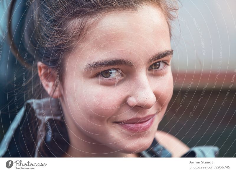 Porträt eines lächelnden Teenager-Mädchens mit Schwimmweste Frau Lächeln Nahaufnahme Rettungsweste Wasser Sport Boot Brötchen Sommer im Freien reisen Kanusport