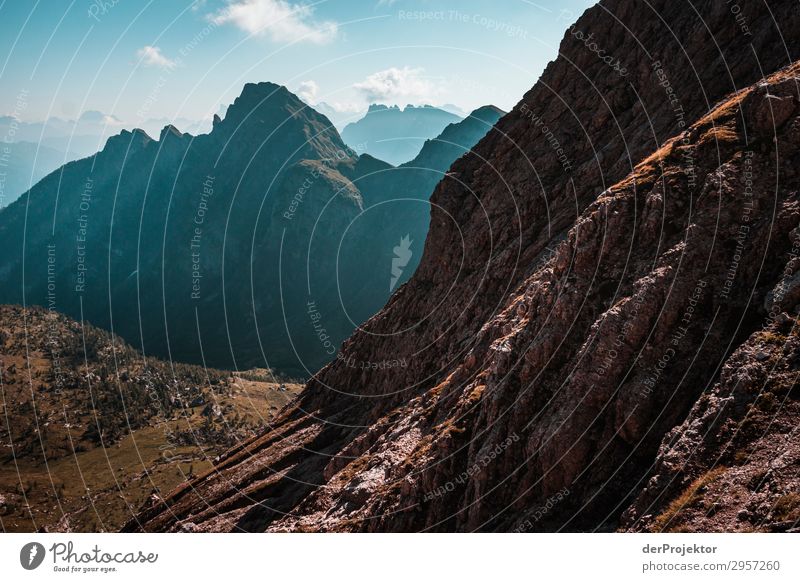Dolomiten mit Felsen im Vordergrund XII Abenteuer wandern Schönes Wetter schlechtes Wetter Nebel Gipfel Sommer Landschaft Natur Umwelt Ferne Freiheit