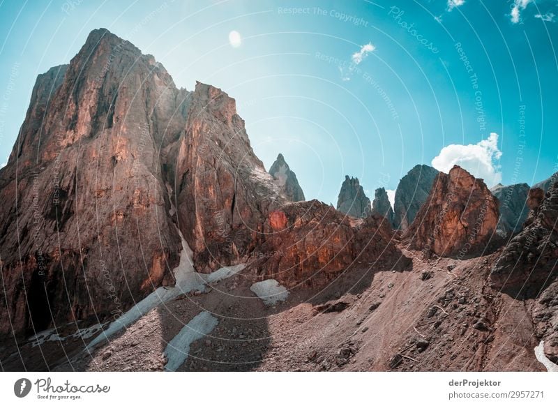Dolomiten mit Felsen im Vordergrund VI Abenteuer wandern Schönes Wetter schlechtes Wetter Nebel Gipfel Sommer Landschaft Natur Umwelt Ferne Freiheit