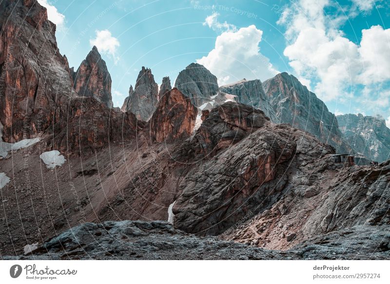 Dolomiten mit Felsen im Vordergrund IX Abenteuer wandern Schönes Wetter schlechtes Wetter Nebel Gipfel Sommer Landschaft Natur Umwelt Ferne Freiheit