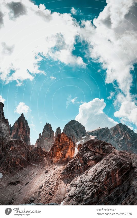 Dolomiten mit Felsen im Vordergrund X Abenteuer wandern Schönes Wetter schlechtes Wetter Nebel Gipfel Sommer Landschaft Natur Umwelt Ferne Freiheit