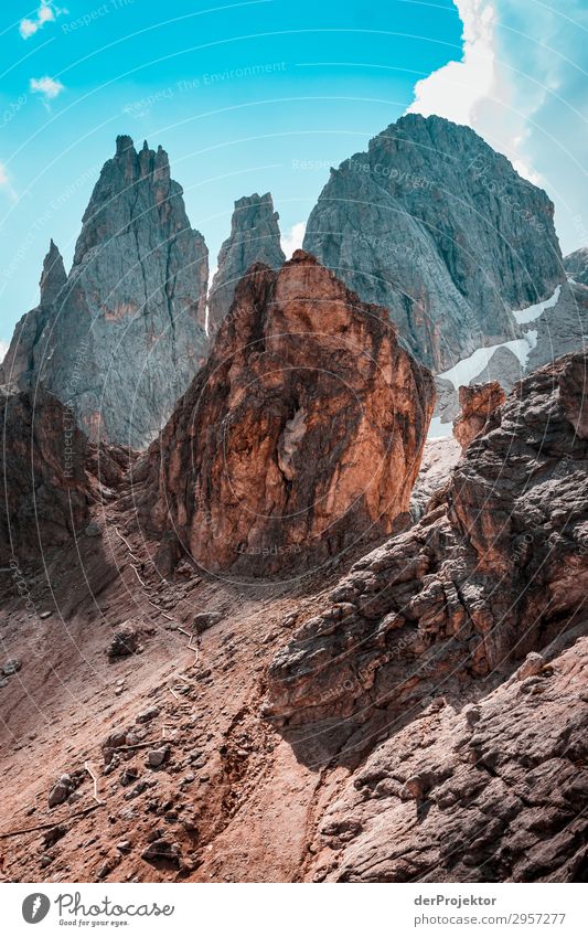 Dolomiten mit Felsen im Vordergrund XI Abenteuer wandern Schönes Wetter schlechtes Wetter Nebel Gipfel Sommer Landschaft Natur Umwelt Ferne Freiheit