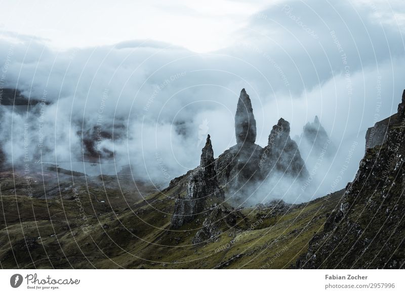 "The old mann of store" auf der Isle of Skye Ferien & Urlaub & Reisen Camping wandern Natur Landschaft Erde Frühling Nebel Gras Berge u. Gebirge ästhetisch