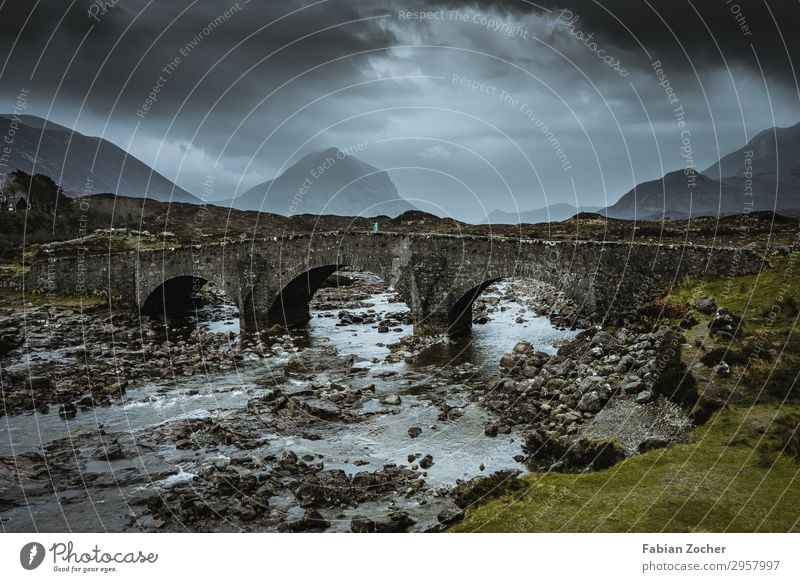 Sligachan Brücke auf der Isle of Skye in Schottland Ferien & Urlaub & Reisen Abenteuer Camping Insel Natur Landschaft Wolken Frühling schlechtes Wetter Nebel