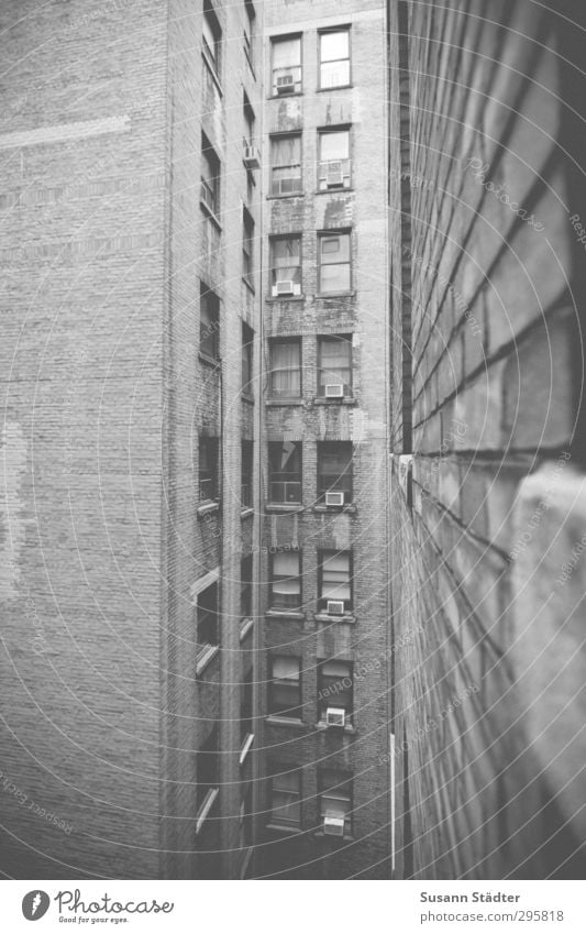upstairs from you. Haus Hochhaus Mauer Wand Fassade Fenster Armut new York New York City Innenhof Klimaanlage bettenburg Fensterbrett Schlucht Platzangst