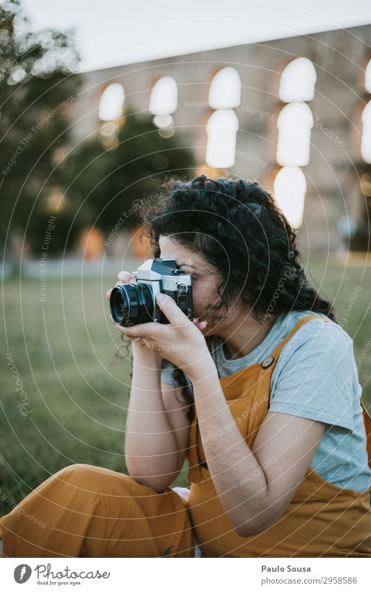 Schwangere Frau beim Fotografieren mit der Filmkamera Lifestyle Ferien & Urlaub & Reisen Tourismus Fotokamera Mensch feminin Junge Frau Jugendliche 1