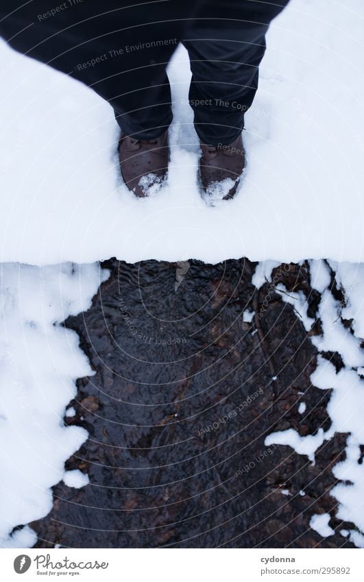 Winter ade Wohlgefühl Erholung ruhig Ausflug wandern Mensch Beine Fuß Umwelt Natur Wasser Eis Frost Schnee Bach Schuhe ästhetisch Bewegung einzigartig entdecken