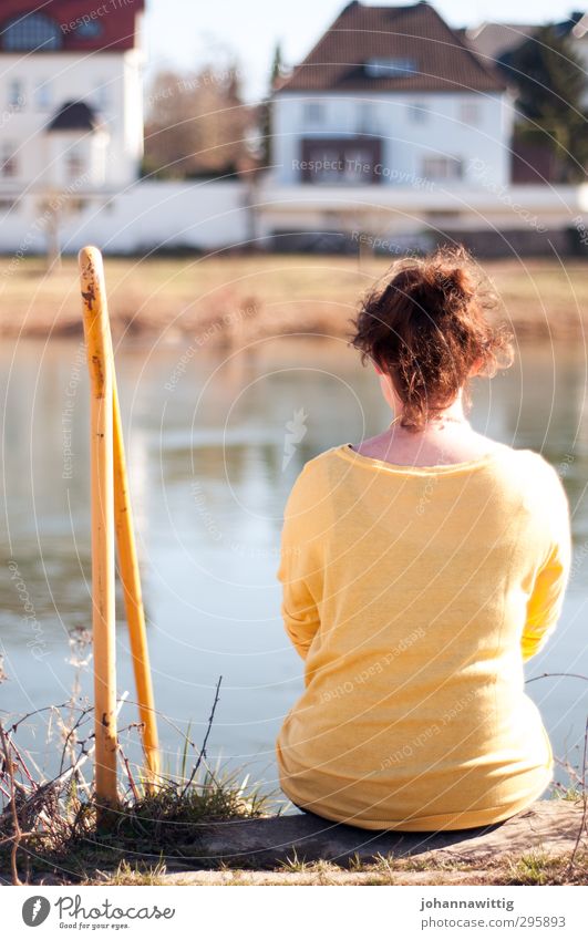 partnerlook feminin Junge Frau Jugendliche Leben 1 Mensch 18-30 Jahre Erwachsene Natur Sonne Frühling Schönes Wetter Park Flussufer außergewöhnlich authentisch