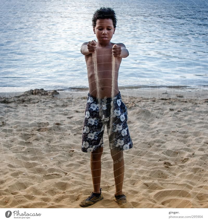 500 | Sand - Verbindung zur Welt (Jungen-Portrait) Mensch maskulin Kind Kindheit Leben Körper 1 8-13 Jahre Umwelt Landschaft Wasser Sommer Schönes Wetter Küste
