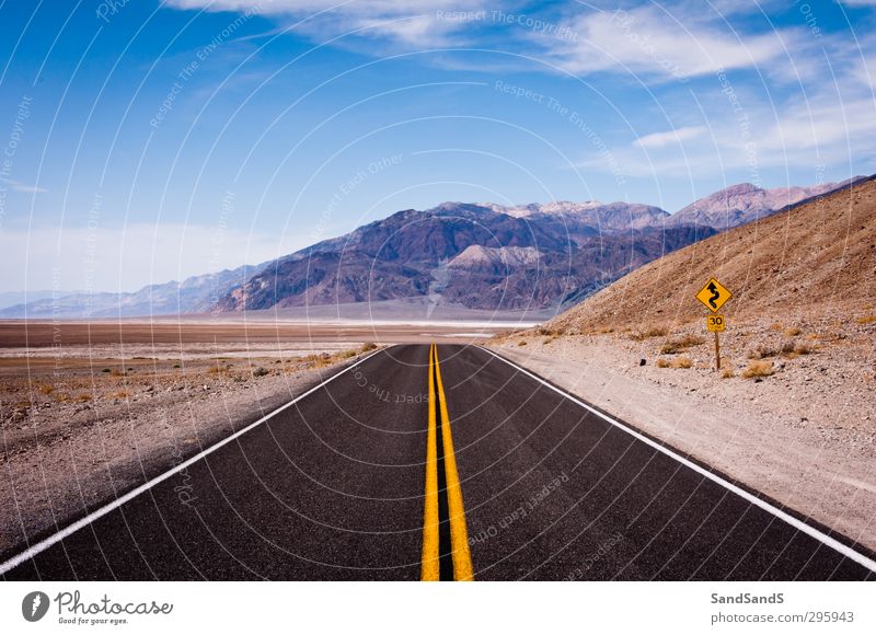 Schwarze Straße im Death Valley Nationalpark Ferien & Urlaub & Reisen Berge u. Gebirge Natur Landschaft Himmel Park Menschenleer Sehenswürdigkeit blau schwarz