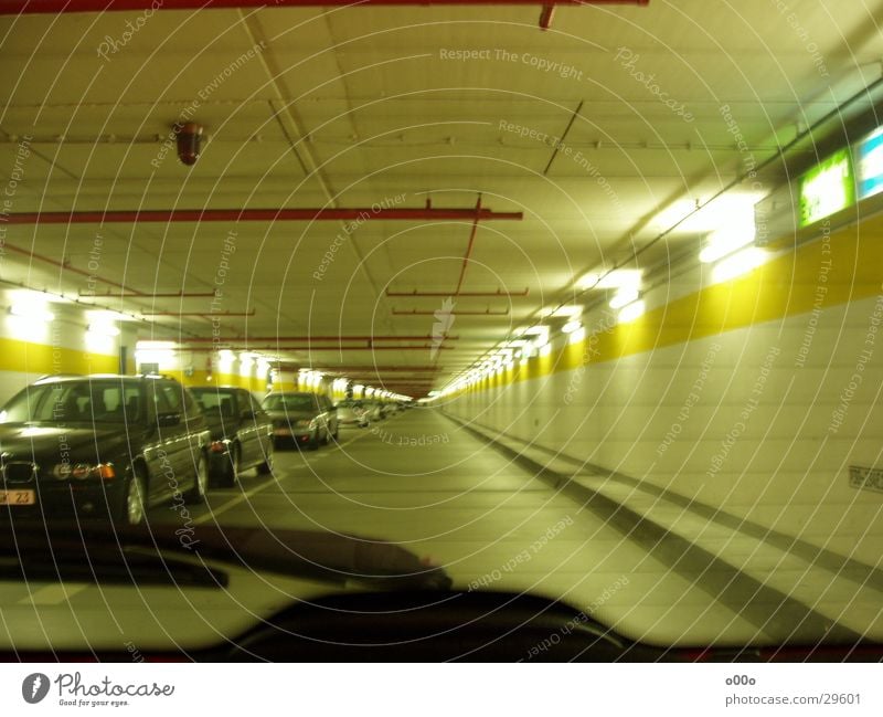 Tiefgarage ohne Ende Parkhaus Tunnel Unendlichkeit Scheibenwischer Lampe Architektur PKW