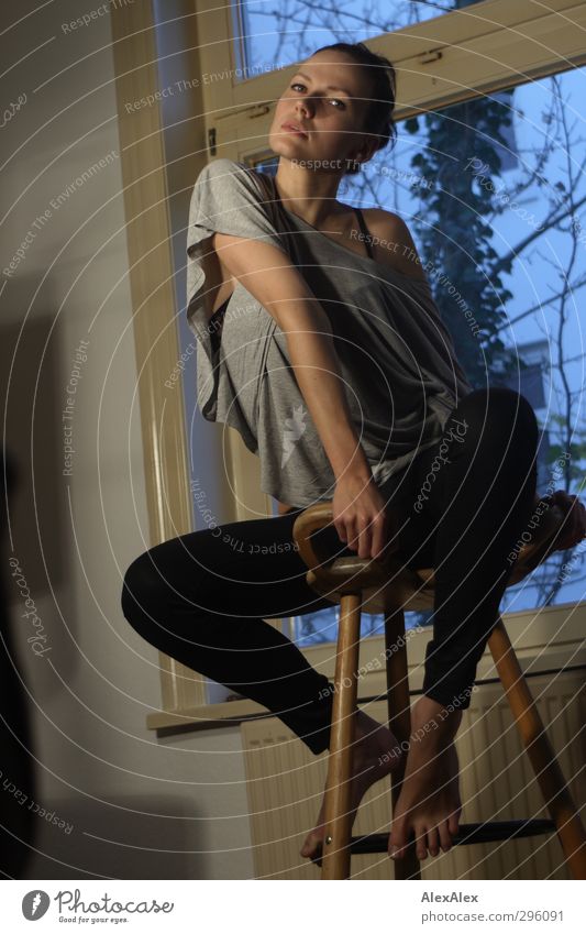 Hochsitz Lifestyle Stil Junge Frau Jugendliche Körper Arme Beine Fuß 18-30 Jahre Erwachsene T-Shirt Jeanshose Barfuß schwarzhaarig langhaarig Holz sitzen