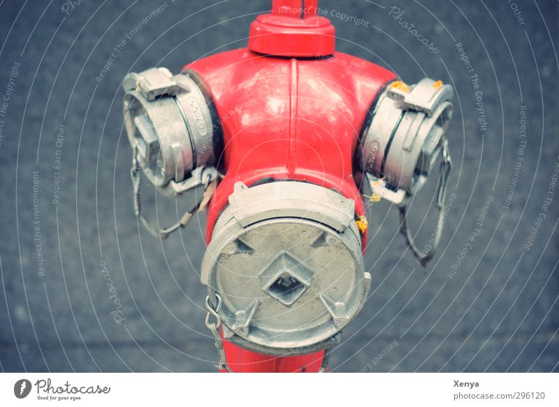Anschluss gesucht Metall kalt trist Stadt grau rot Hydrant Gesicht Feuerwehr Kette Sicherheit Außenaufnahme Nahaufnahme Menschenleer Hintergrund neutral
