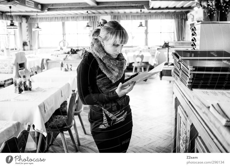 Bestellung Gastronomie feminin Junge Frau Jugendliche 18-30 Jahre Erwachsene Accessoire Schal blond langhaarig kaufen entdecken lesen Blick authentisch