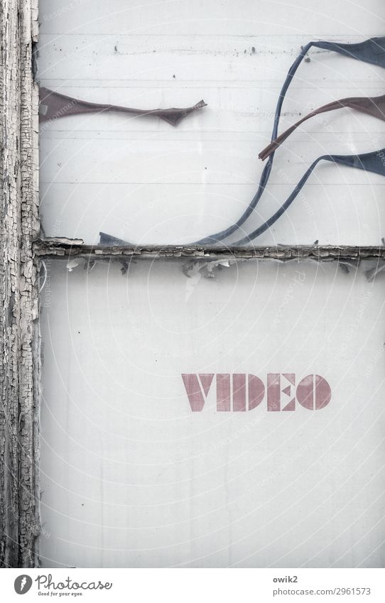 Stummfilm Kleinstadt Fenster Fensterrahmen Zeichen Schriftzeichen Hinweisschild Warnschild Werbung Videothek alt historisch Nostalgie Rätsel Schwäche Verfall