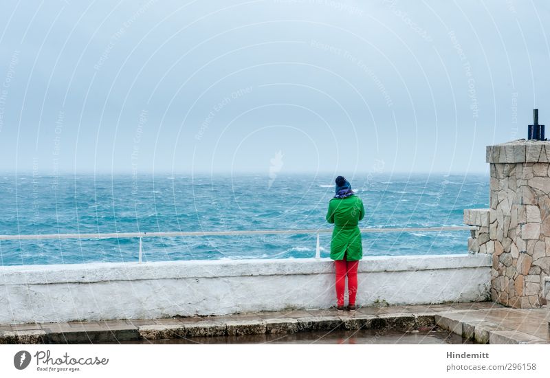 Weite II feminin Junge Frau Jugendliche Erwachsene 1 Mensch 18-30 Jahre Wolken Frühling Herbst schlechtes Wetter Sturm Nebel Wellen Küste Meer Hose Mantel Mütze