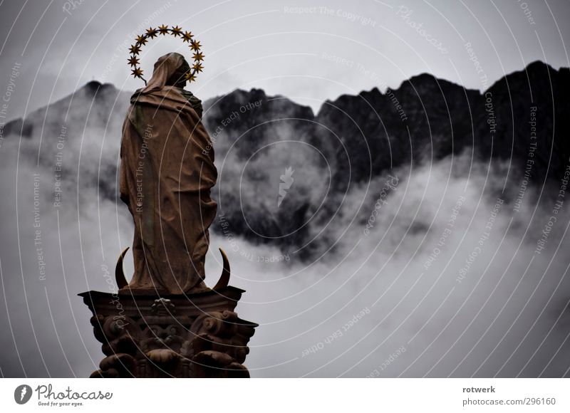 Himmel und Hölle Dampfbad Kunstwerk Skulptur Wolken Wetter schlechtes Wetter Unwetter Nebel Alpen gold grau Religion & Glaube stagnierend Farbfoto Außenaufnahme