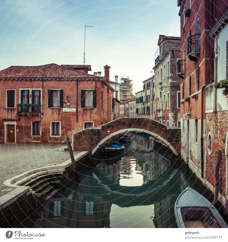 eine von vielen Venedig Hafenstadt Altstadt Menschenleer Haus Platz Brücke Mauer Wand Fassade Fenster Dach alt Kanal Wasseroberfläche Wasserfahrzeug mehrfarbig