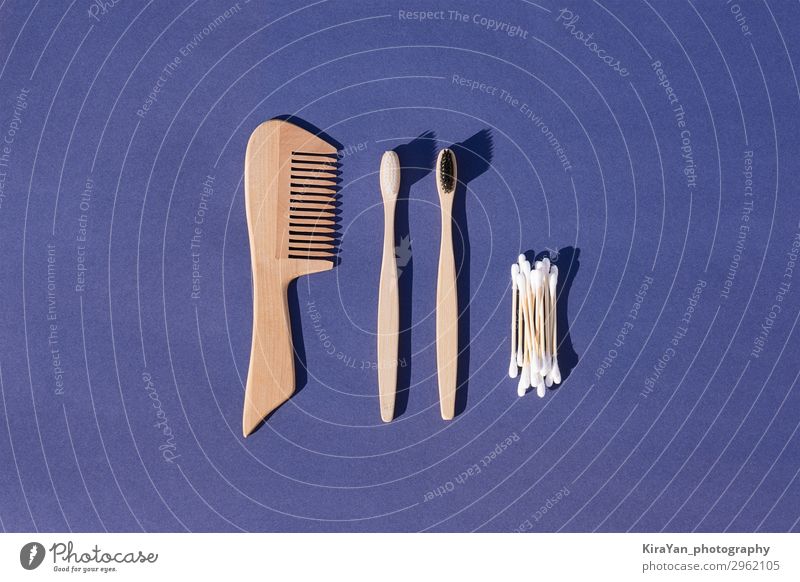 Set aus Haarbürste, Zahnbürste und Wattestäbchen aus Bambus. Bad Umwelt Verpackung Holz Kunststoff natürlich Sauberkeit blau grün Umweltschutz Bambusrohr 0 Müll