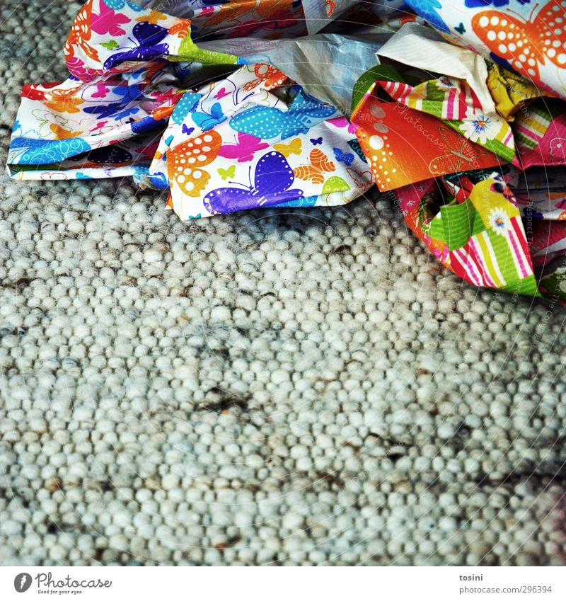 ausgepackt [3/3] Papier Vorfreude Geschenkpapier einpacken Recycling Altpapier Teppich Müll Wegwerfgesellschaft Wiederverwendung Kinderfest Kindergeburtstag