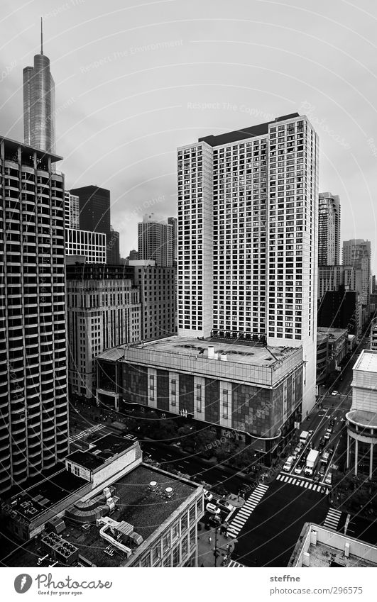 Ansichtssache Chicago USA Stadt Stadtzentrum Skyline Haus Hochhaus Verkehr Autofahren Straßenkreuzung Häuserschlucht Schwarzweißfoto Textfreiraum oben