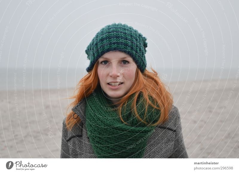 RedSun feminin Junge Frau Jugendliche Erwachsene 1 Mensch 18-30 Jahre Strand Ostsee Meer Lächeln natürlich grau grün orange Glück Vertrauen Sympathie ruhig