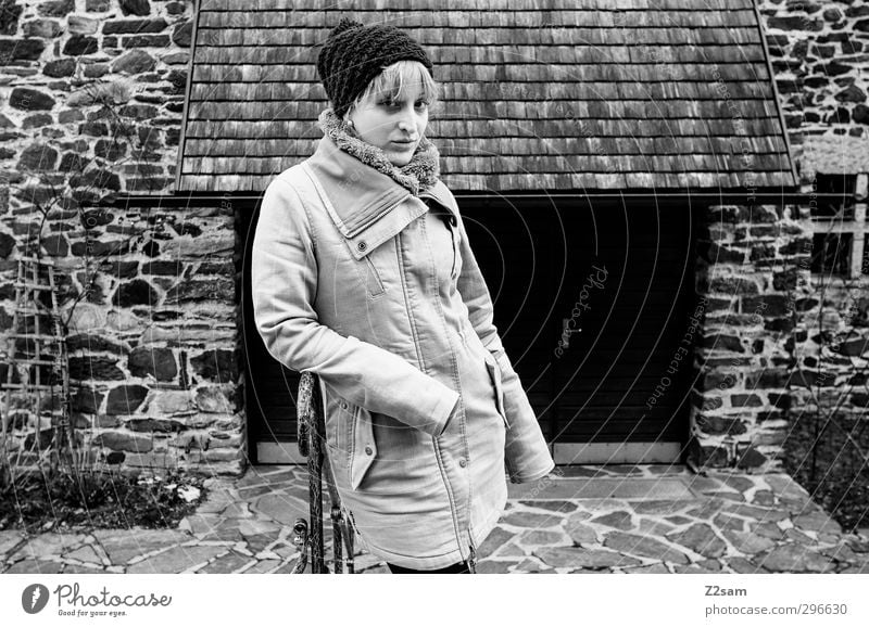 L. Winter feminin Junge Frau Jugendliche 1 Mensch 18-30 Jahre Erwachsene Dorf Haus Kirche Fassade Jacke Piercing Schal Mütze Blick stehen warten blond dunkel