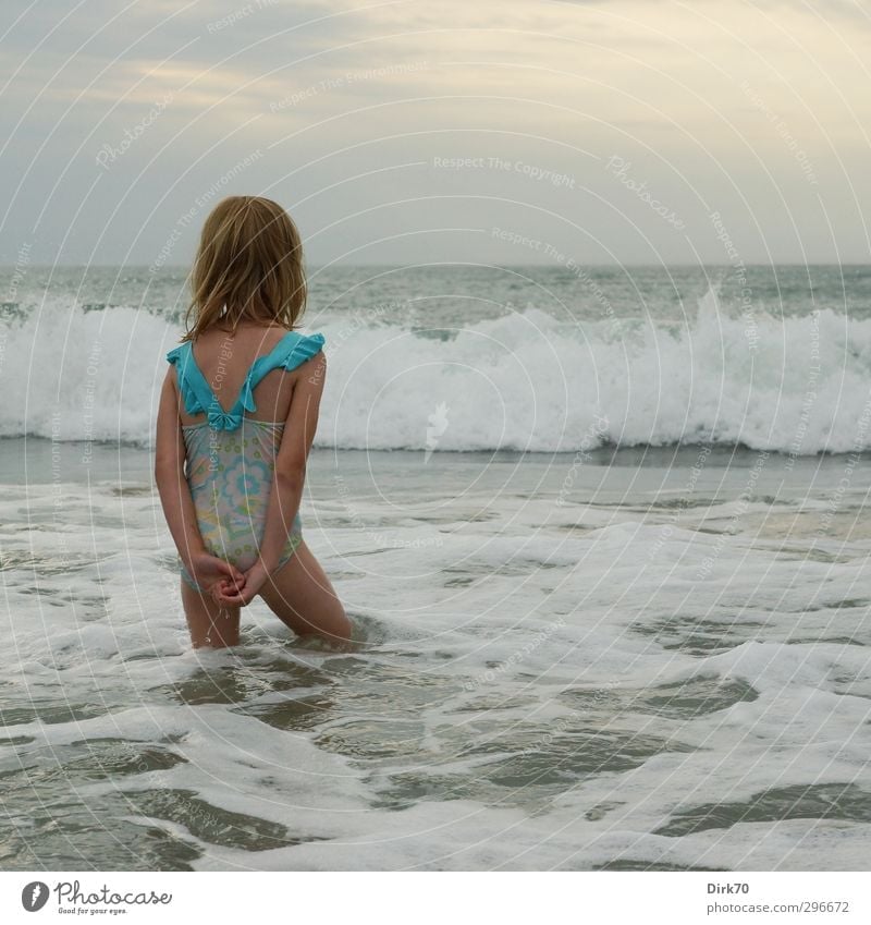 Warten auf die wilden Wellen: Mädchen am Strand. Spielen Kinderspiel Ferien & Urlaub & Reisen Abenteuer Sommerurlaub Meer Schwimmen & Baden Mensch feminin 1
