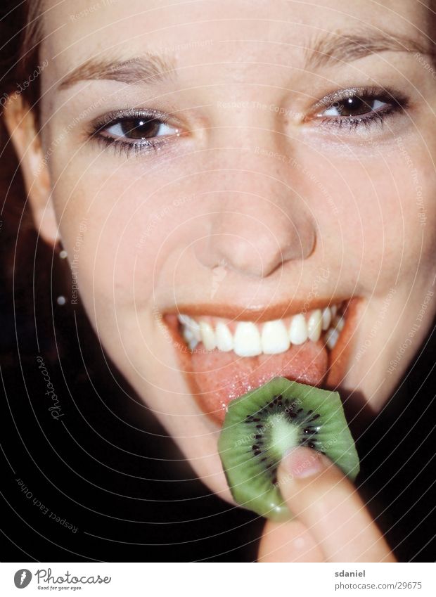 die kiwi Kiwi Fröhlichkeit Mensch obst essen lachen ablecken Zunge
