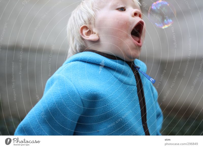 Kind ist begeistert von Seifenblasen Freizeit & Hobby Spielen Kinderspiel Hof Kleinkind Junge Kindheit Leben 1 Mensch 1-3 Jahre Jacke blond kurzhaarig entdecken
