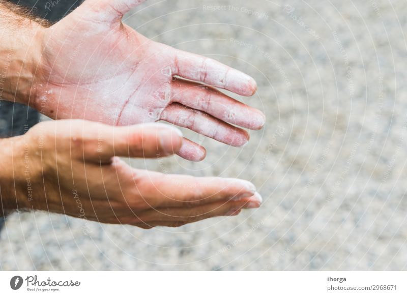 Hands of Man übt Klettern im Klettern. Lifestyle Freude Freizeit & Hobby Sport Bergsteigen Finger Felsen Fitness hängen stark schwarz Kraft Konzentration Aktion