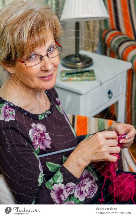 Porträt einer Frau, die einen Wollpullover strickt. Design Glück Freizeit & Hobby Basteln Handarbeit stricken Lampe Wohnzimmer Arbeit & Erwerbstätigkeit
