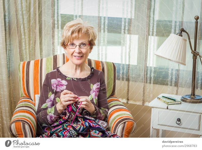 Porträt einer Frau, die eine alte Wolldecke strickt. Erholung Freizeit & Hobby stricken Arbeit & Erwerbstätigkeit Handwerk Mensch Erwachsene Mutter Großmutter