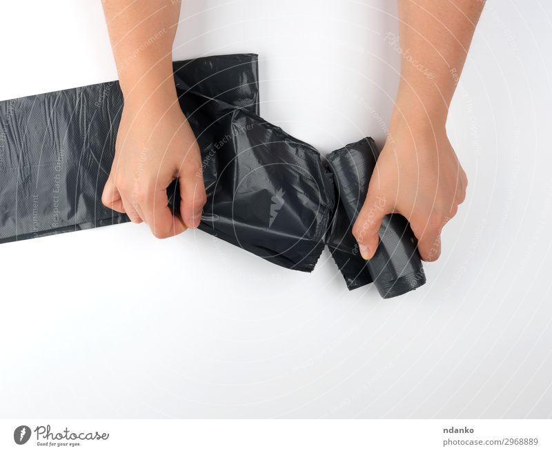 Weibliche Hände reißen eine schwarze Tasche ab. Frau Erwachsene Hand Umwelt Container Paket Sack Kunststoff neu Sauberkeit weiß Umweltverschmutzung Anschluss