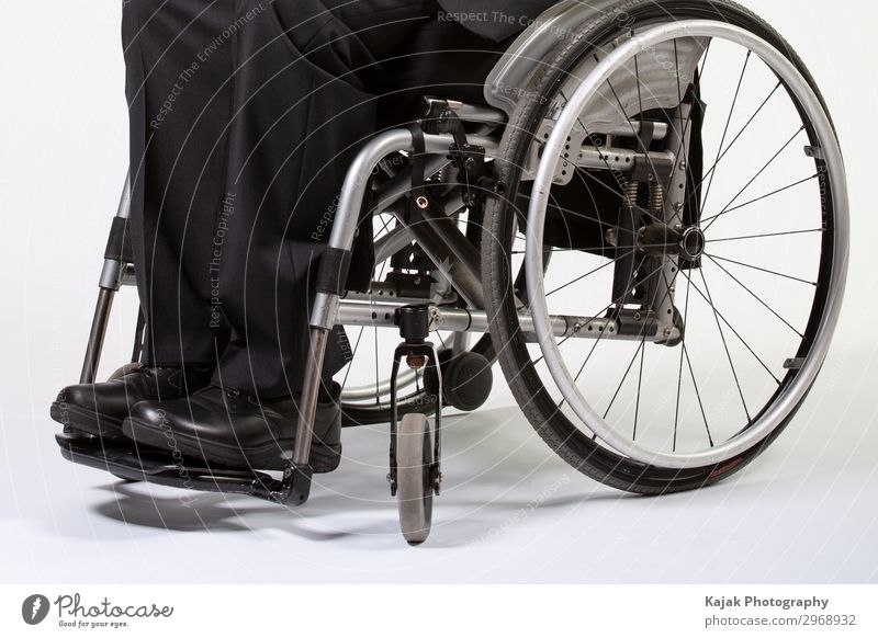 Ein Mensch auf dem Rollstuhl Krankenpflege Körper Beine Fuß 1 Verkehrsunfall Krankheit Laster Frieden Frustration Mobilität Rettung Schmerz Behinderte