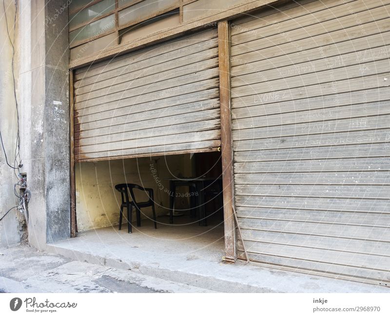 kubanische Mittagspause Menschenleer Tor Garage Garagentor Lamelle Eingangstor Stuhl alt authentisch dunkel einfach braun grau Hälfte geschlossen offen
