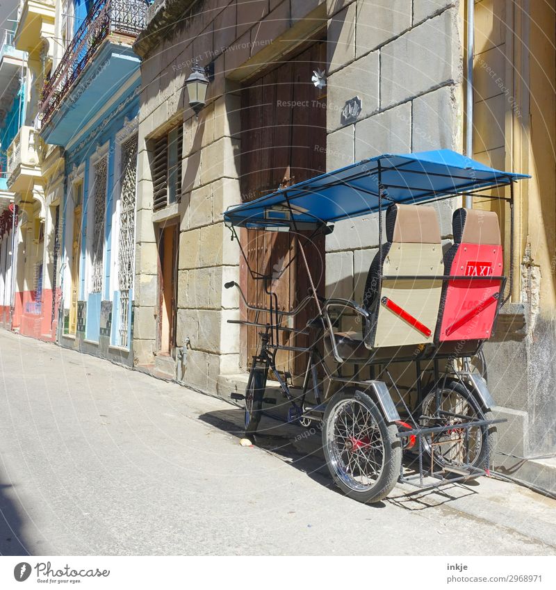 kubanische Rikscha Kleinstadt Stadt Menschenleer Haus Fassade Verkehr Verkehrsmittel Personenverkehr authentisch außergewöhnlich einfach blau mehrfarbig rot