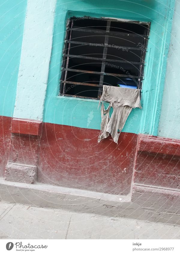 Kubanischer Wäschetrockner Menschenleer Mauer Wand Fassade Fenster Gitter T-Shirt Fetzen hängen Armut authentisch kaputt grau rot türkis trocknen