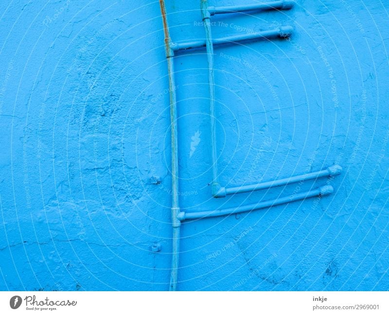 blaue Dinger Menschenleer Mauer Wand Eisenrohr Ecke Linie parallel nebeneinander an der wand Verbindungstechnik Umleitung eckig Abwasser Farbfoto Außenaufnahme