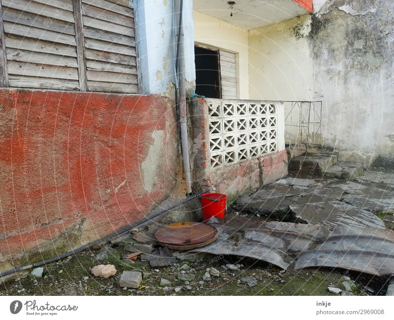 kubanischer Eingang Menschenleer Mauer Wand Fassade Terrasse Fenster Tür Eimer alt Armut authentisch dreckig einfach kaputt Kuba verfallen Farbfoto