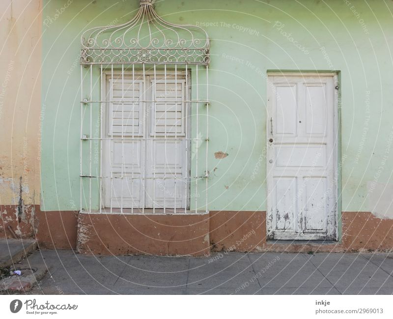 Kubanischer Ladenschluss Dorf Kleinstadt Menschenleer Haus Fassade Fenster Tür Gitter Ornament alt authentisch einfach braun weiß mint geschlossen Leerstand