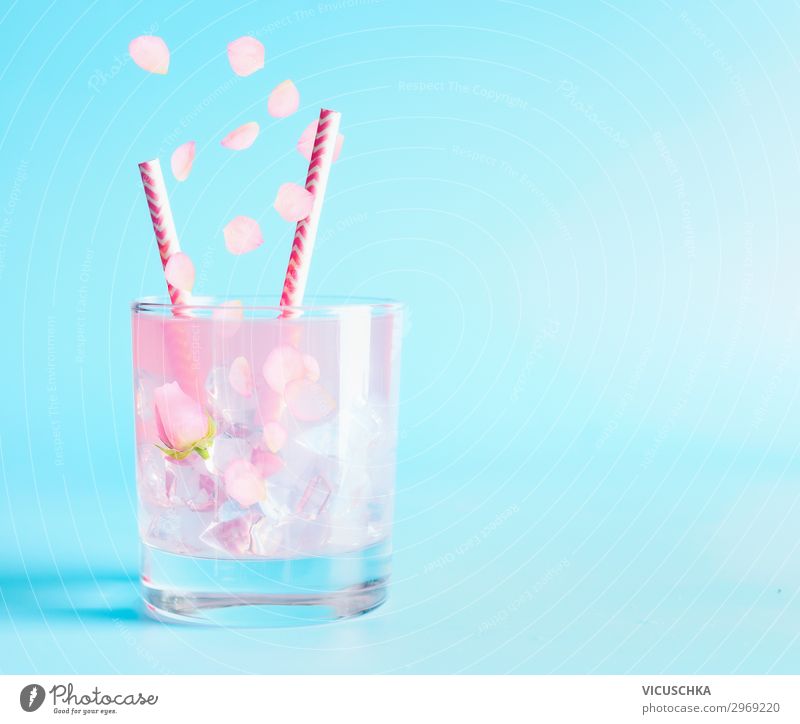 Sommer Getränk mit Rosenblättern und Blumen. Erfrischungsgetränk Limonade Longdrink Cocktail Glas Stil Design Tisch Party Restaurant Bar Cocktailbar rosa