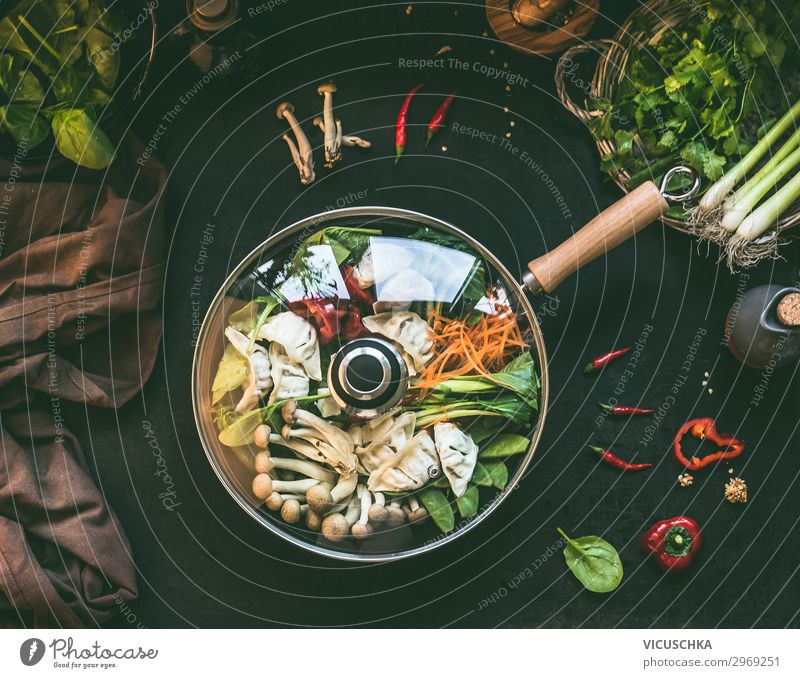 Wok mit asiatischen Eintopf mit Gemüse und Dumpling Lebensmittel Suppe Ernährung Mittagessen Abendessen Bioprodukte Vegetarische Ernährung Diät Asiatische Küche