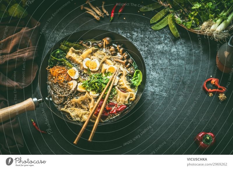 Wok Pfanne mit koreanischem Eintopf und Essstäbchen Lebensmittel Gemüse Ernährung Mittagessen Bioprodukte Vegetarische Ernährung Diät Asiatische Küche Stil