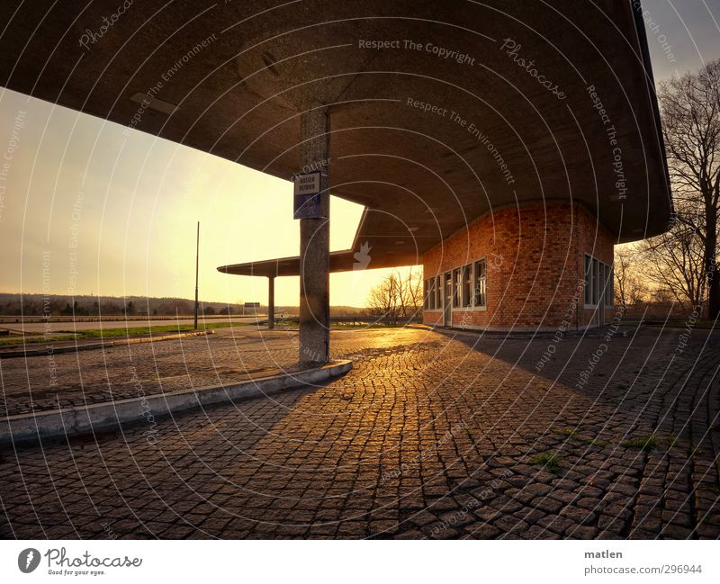 golden fifties Menschenleer Bauwerk Gebäude Architektur Dach Verkehrswege Straßenverkehr Autofahren Autobahn Wärme grau Nostalgie Kopfsteinpflaster 50iger