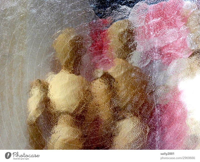 Trash 2020... Figur Holzfigur Milchglas hinter Glas Milchglasfenster Milchglasscheibe nackt Paar Puppe Licht hell Unschärfe Muster Fenster abstrakt
