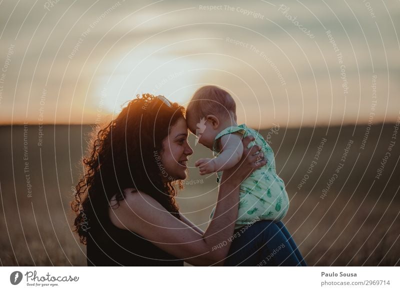 Mutter und Tochter bei Sonnenuntergang Mutterschaft Familie & Verwandtschaft Zusammensein Zusammengehörigkeitsgefühl Kind Glück Lifestyle Fröhlichkeit Liebe